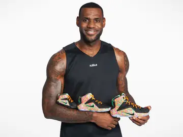 LeBron James posa junto a unas Nike LeBron James posa junto a unas Nike