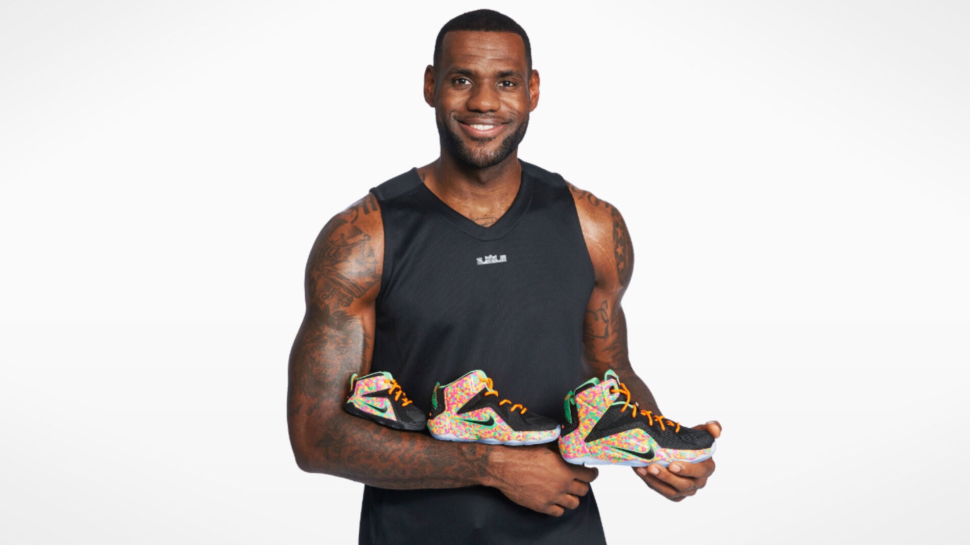 LeBron James posa junto a unas Nike