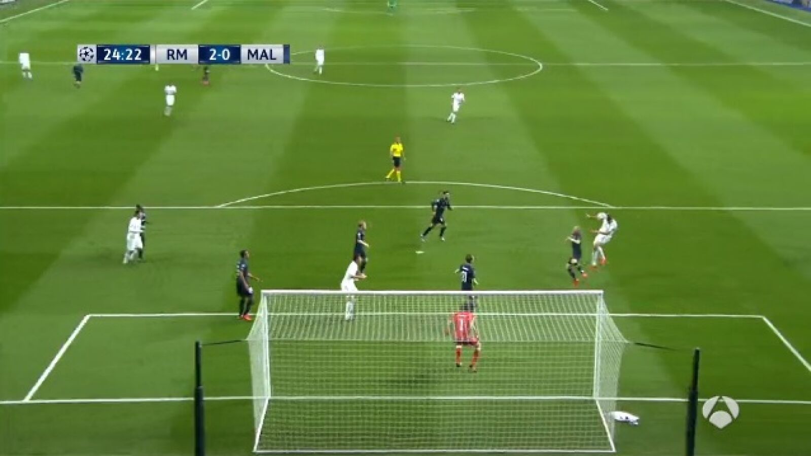 Benzema marca el 2-0 ante el Malmö con un cabezazo impecable