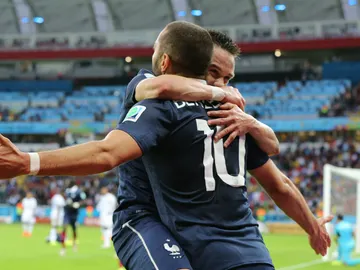 Valbuena celebra un gol con Benzema Valbuena celebra un gol con Benzema
