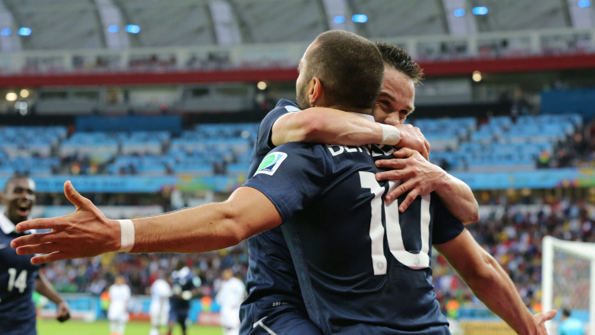 Valbuena celebra un gol con Benzema