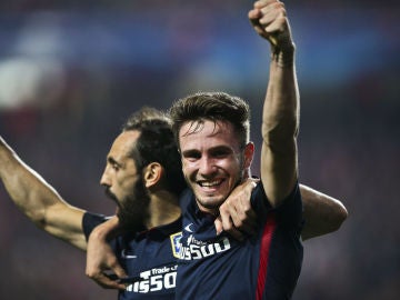 Saúl Ñíguez celebra su gol ante el Benfica