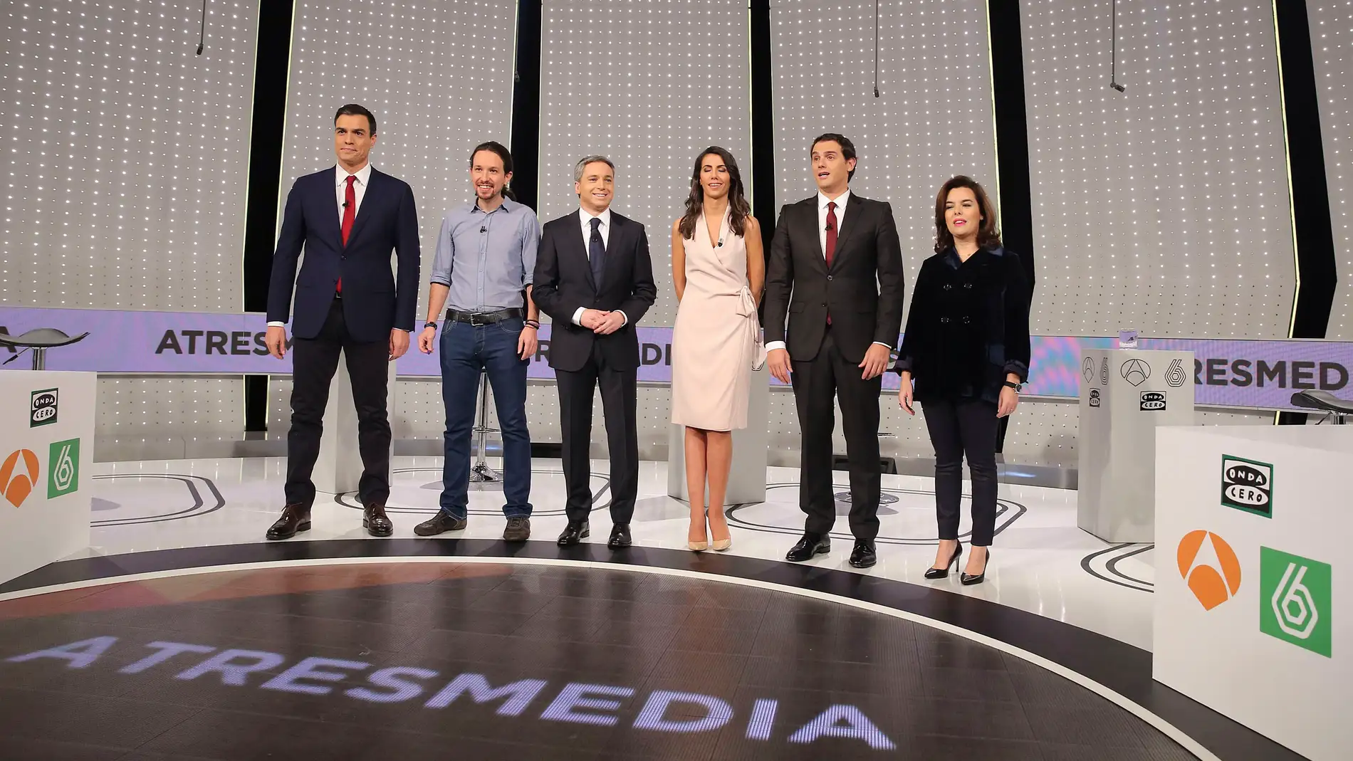 Posado de los participantes en '7d, El Debate Decisivo' con los moderadores