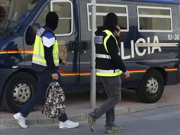 Agentes en una operación contra una red yihadista Agentes en una operación contra una red yihadista