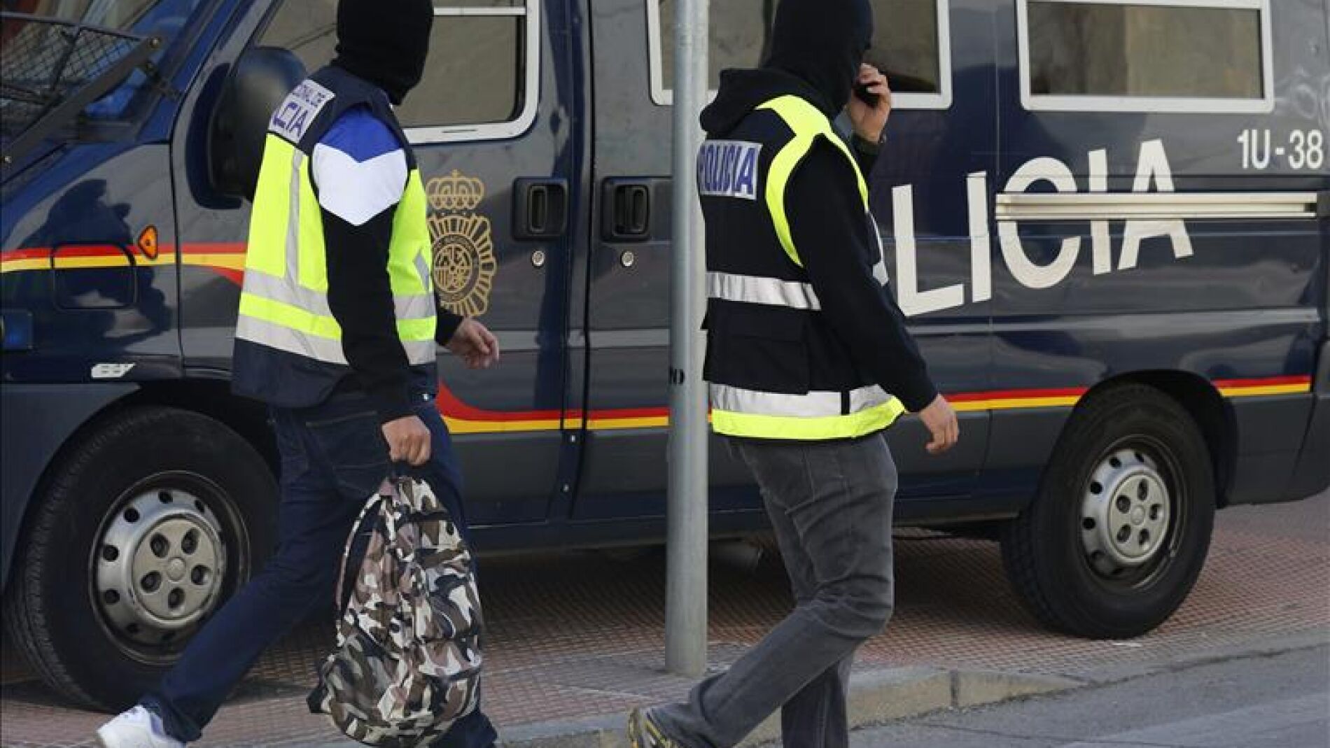 Agentes en una operaci&oacute;n contra una red yihadista