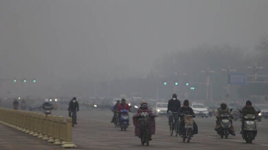La contaminación continúa controlada el segundo día de alerta roja en Pekín