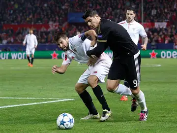 Coke pelea un balón ante Morata Coke pelea un balón ante Morata