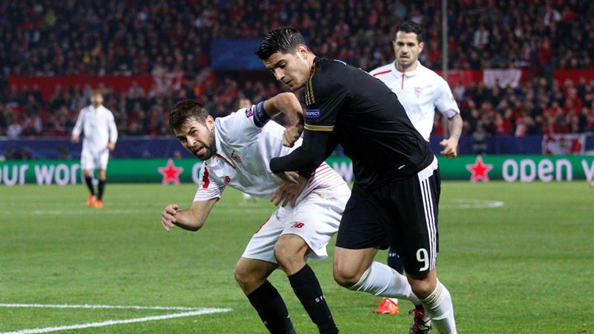 Coke pelea un bal&oacute;n ante Morata