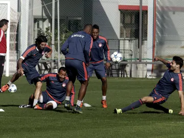Los jugadores del Olympiacos participan en un entrenamiento del equipo Los jugadores del Olympiacos participan en un entrenamiento del equipo