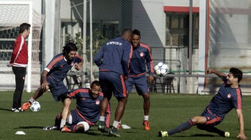 Los jugadores del Olympiacos participan en un entrenamiento del equipo
