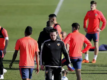 Gary Neville, durante su primer entrenamiento con el Valencia Gary Neville, durante su primer entrenamiento con el Valencia