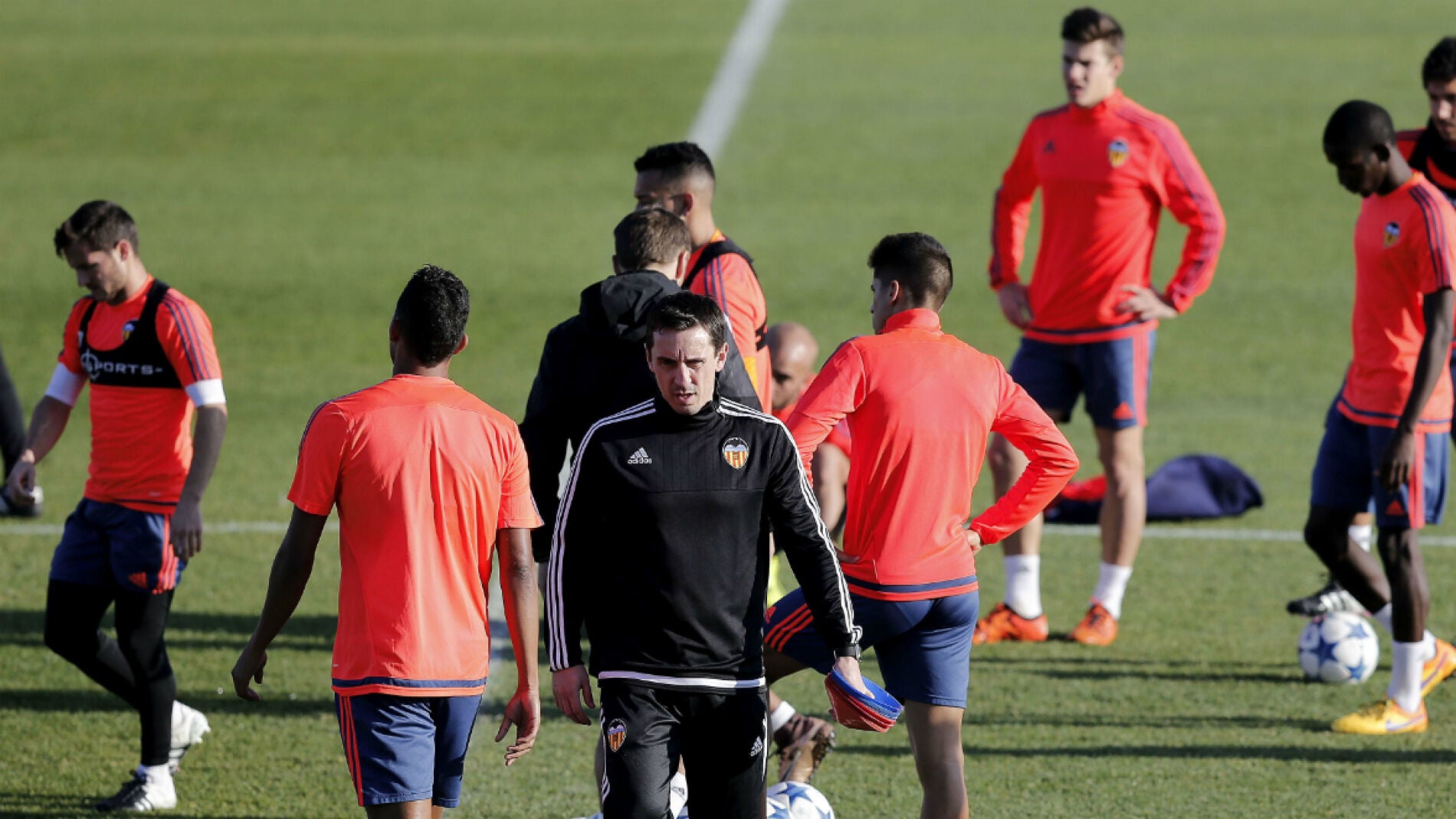 Gary Neville, durante su primer entrenamiento con el Valencia