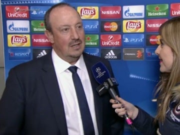 Benítez habla con Susana Guasch tras el partido de Champions