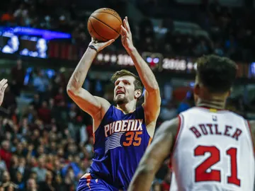 Mirza Teletovic, en el tiro que le daría la victoria a los Phoenix Suns Mirza Teletovic, en el tiro que le daría la victoria a los Phoenix Suns