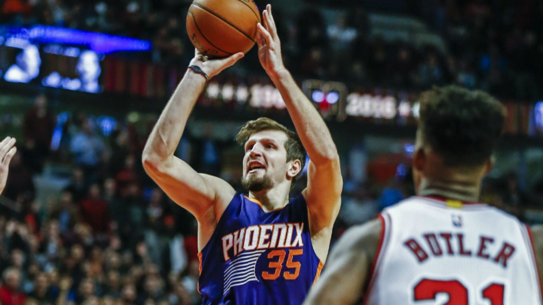 Mirza Teletovic, en el tiro que le dar&iacute;a la victoria a los Phoenix Suns