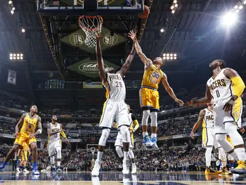 Stephen Curry lanza a canasta ante la defensa rival Stephen Curry lanza a canasta ante la defensa rival