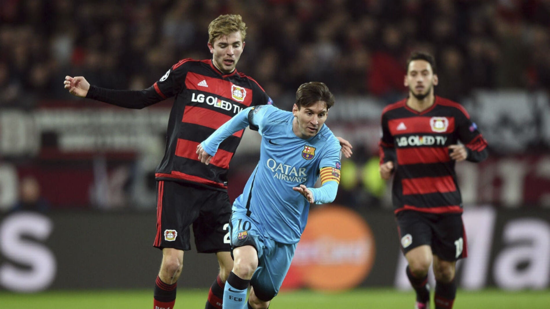 Messi, en acci&oacute;n ante el Bayer Leverkusen