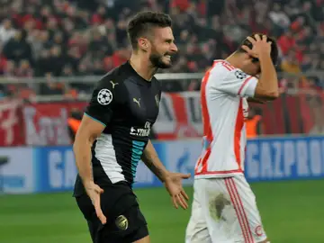 Olivier Giroud celebra uno de sus tres goles ante el Olympiacos Olivier Giroud celebra uno de sus tres goles ante el Olympiacos