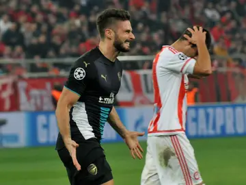 Olivier Giroud celebra uno de sus tres goles ante el Olympiacos Olivier Giroud celebra uno de sus tres goles ante el Olympiacos
