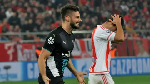 Olivier Giroud celebra uno de sus tres goles ante el Olympiacos Olivier Giroud celebra uno de sus tres goles ante el Olympiacos