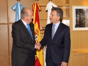 El Rey Juan Carlos saluda a Mauricio Macri