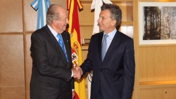 El Rey Juan Carlos saluda a Mauricio Macri