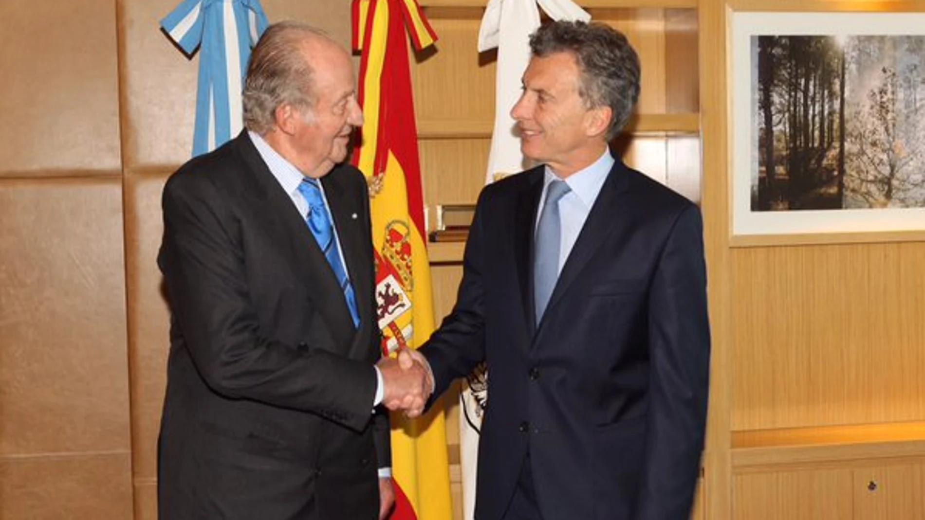 El Rey Juan Carlos saluda a Mauricio Macri El Rey Juan Carlos saluda a Mauricio Macri
