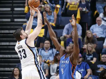 Marc Gasol tira a canasta ante la defensa de Serge Ibaka Marc Gasol tira a canasta ante la defensa de Serge Ibaka