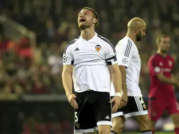 Mustafi se lamenta tras una acción Mustafi se lamenta tras una acción