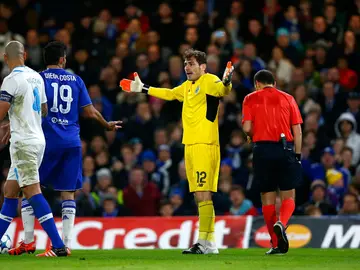 Casillas pide explicaciones a Diego Costa tras una jugada Casillas pide explicaciones a Diego Costa tras una jugada