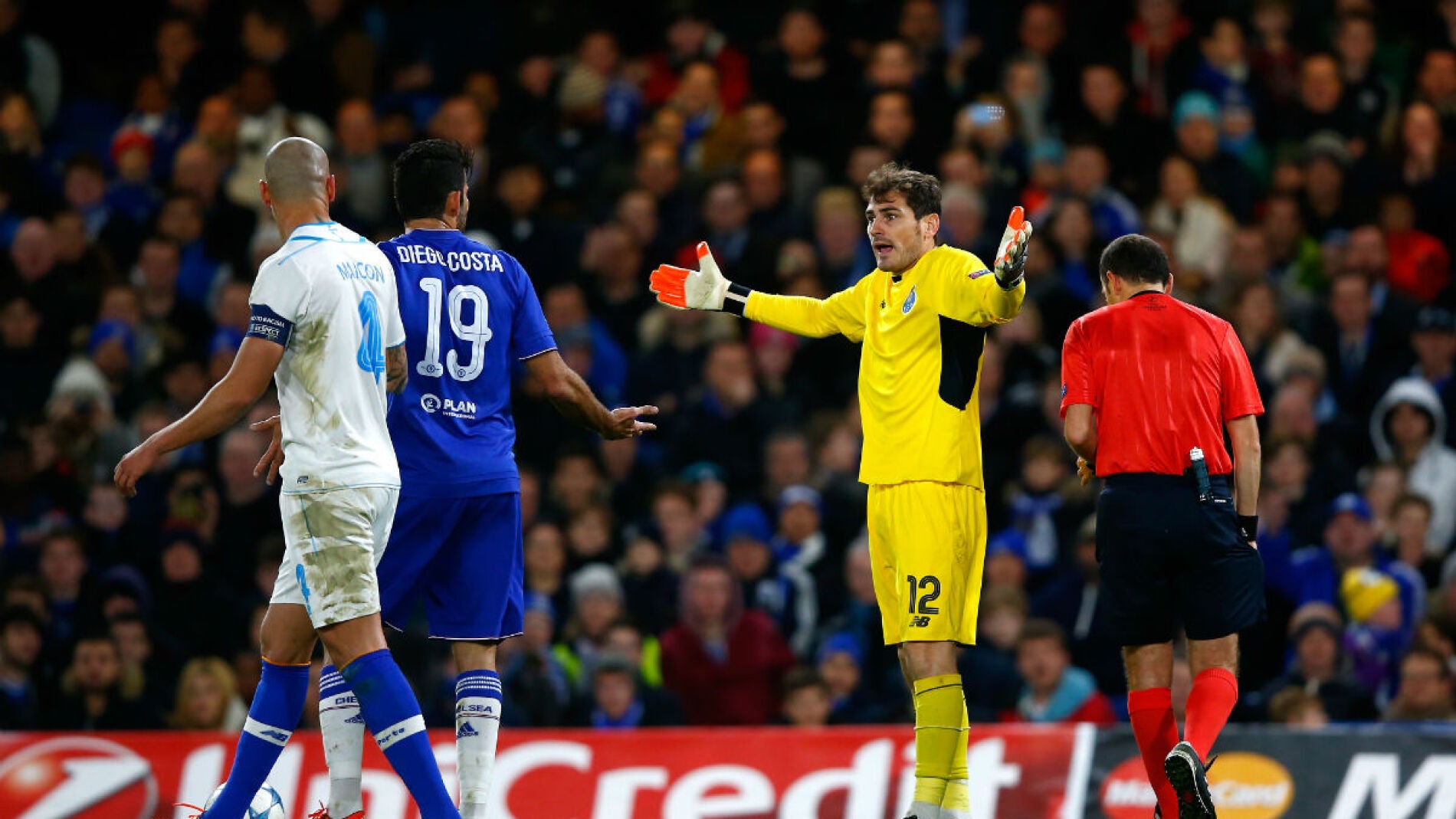 Casillas pide explicaciones a Diego Costa tras una jugada