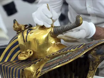 La máscara de oro del faraón Tutankamón, durante el proceso de restauración iniciado en el Museo Egipcio de El Cairo La máscara de oro del faraón Tutankamón, durante el proceso de restauración iniciado en el Museo Egipcio de El Cairo