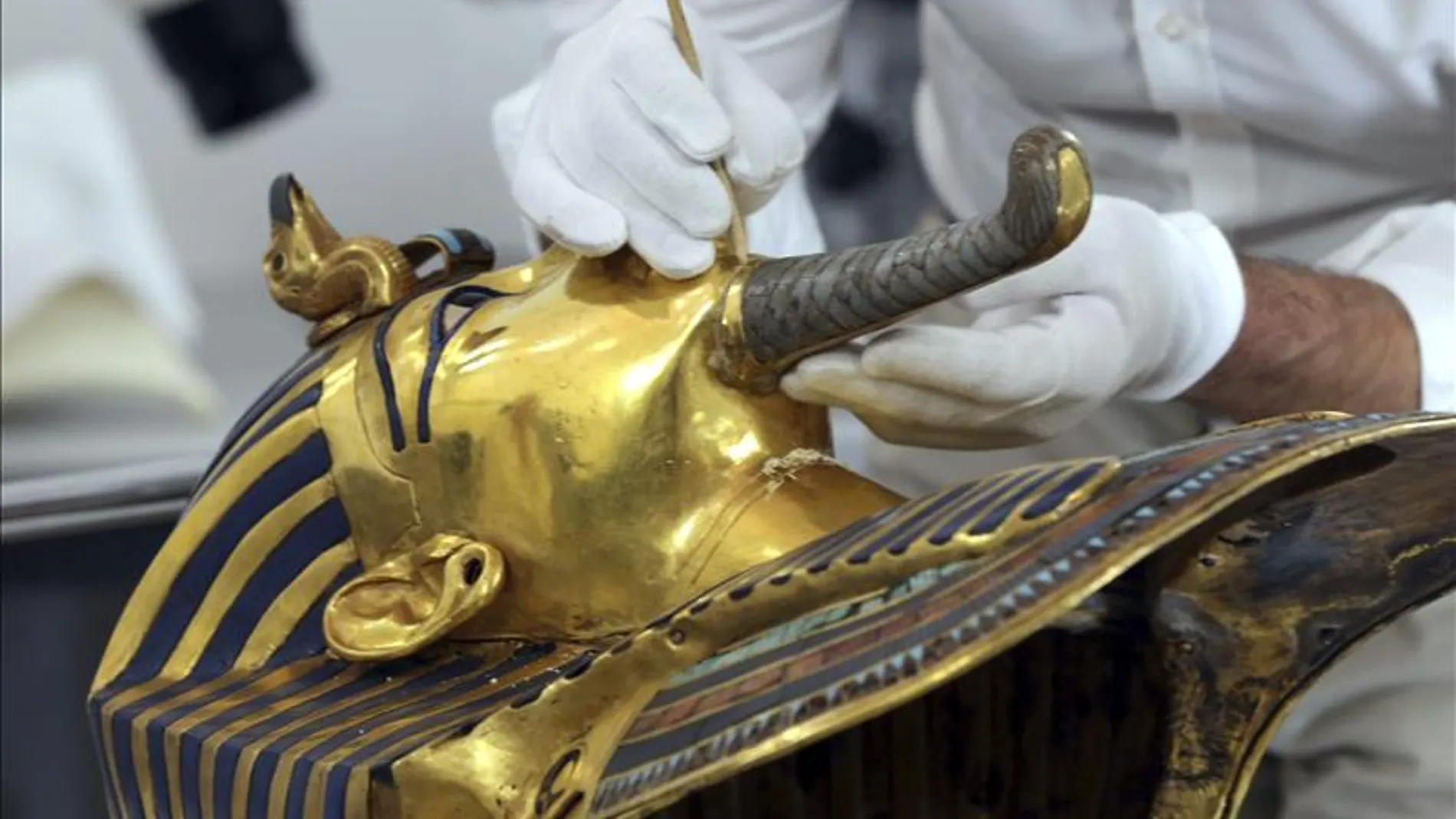La máscara de oro del faraón Tutankamón, durante el proceso de restauración iniciado en el Museo Egipcio de El Cairo La máscara de oro del faraón Tutankamón, durante el proceso de restauración iniciado en el Museo Egipcio de El Cairo