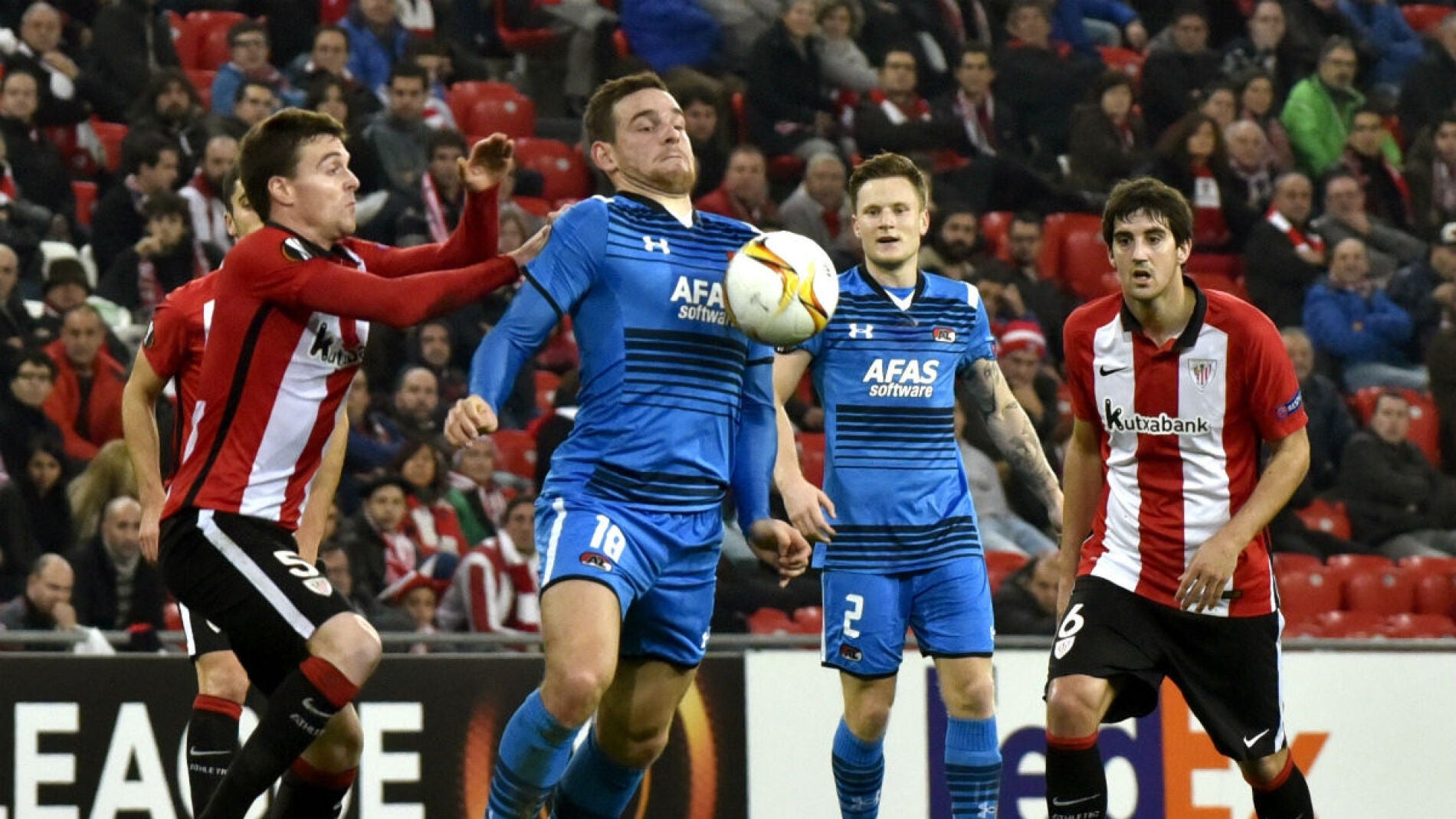 Janssen protege un bal&oacute;n ante Javier Eraso