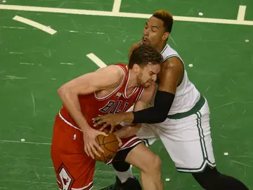 Pau Gasol, defendido por Jared Sullinger Pau Gasol, defendido por Jared Sullinger