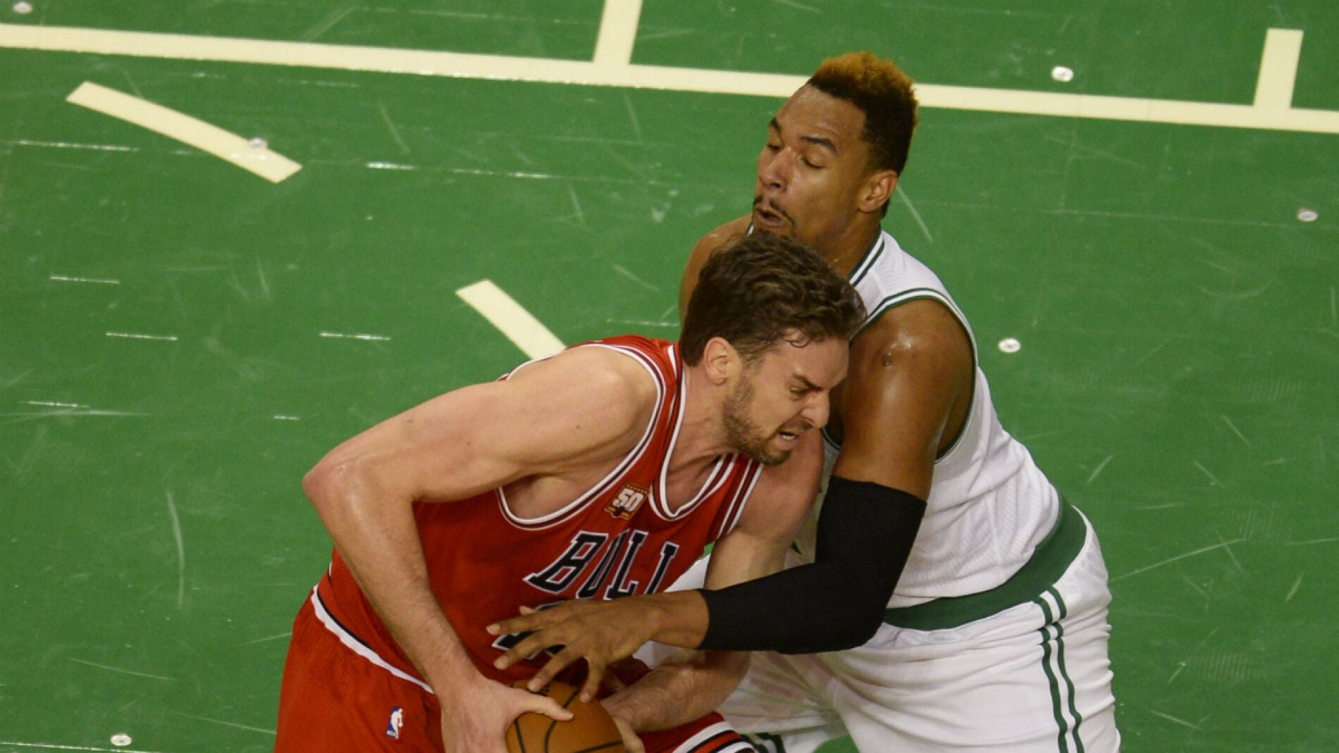 Pau Gasol, defendido por Jared Sullinger