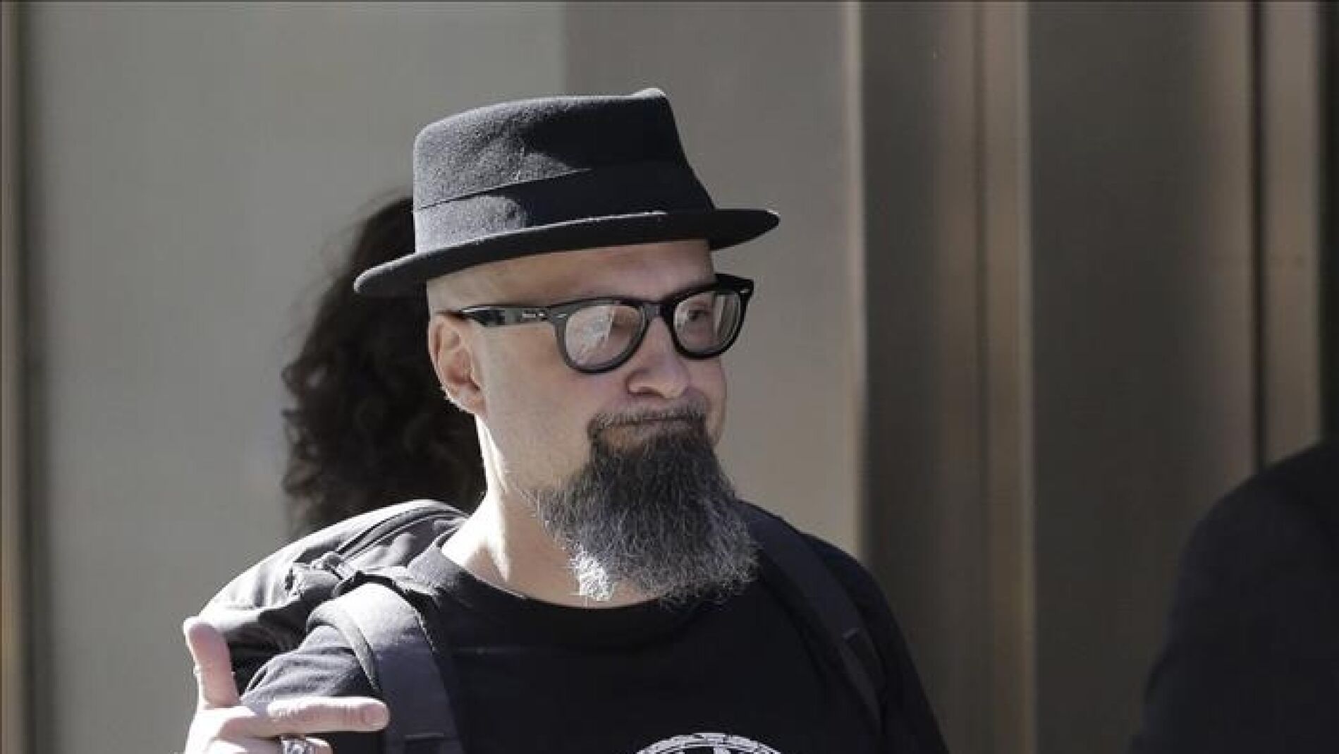 El l&iacute;der de Def Con Dos, C&eacute;sar Monta&ntilde;a Lehmann, C&eacute;sar Strawberry, a su salida de la Audiencia Nacional