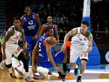 Disputa de balón en el Efes - Baskonia Disputa de balón en el Efes - Baskonia