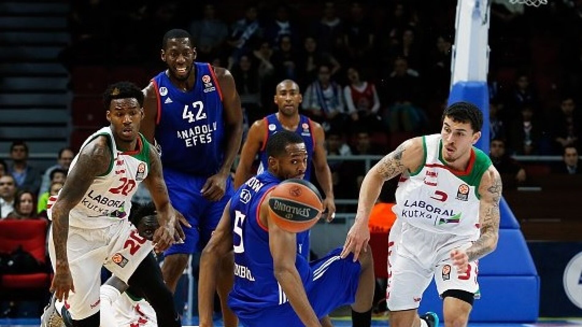 Disputa de bal&oacute;n en el Efes - Baskonia