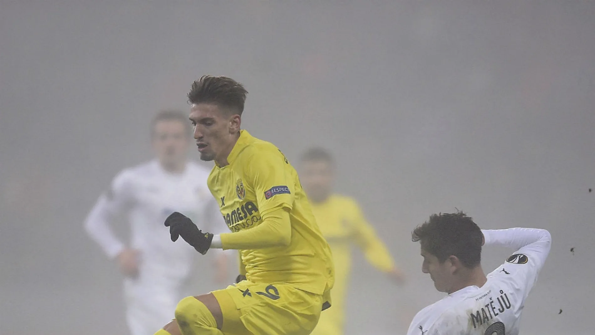 Samuel Castillejo pelea por un balón Samuel Castillejo pelea por un balón