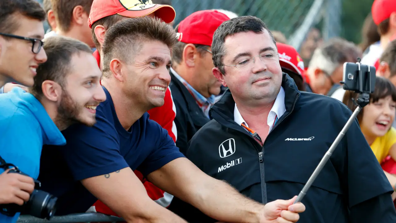 Aficionados se sacan un selfie con Eric Boullier