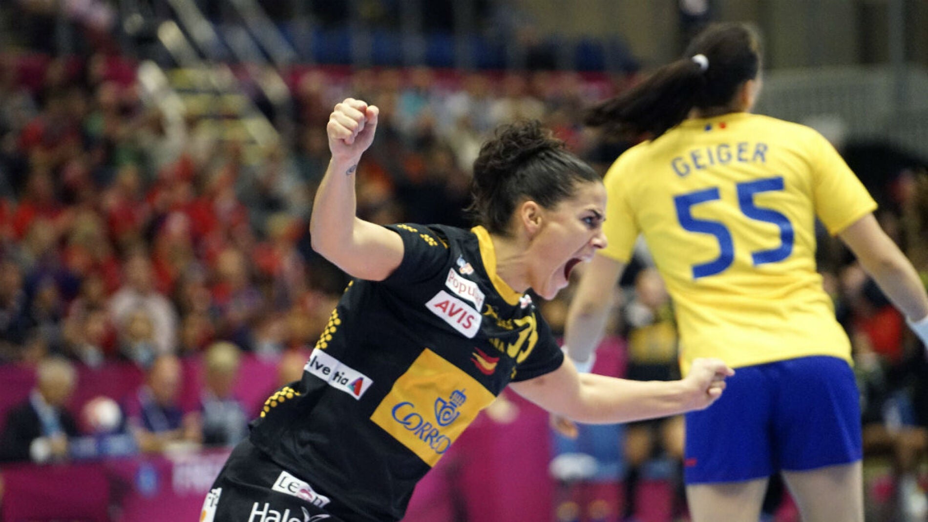 Naiara Egozkue celebra un gol en el partido ante Ruman&iacute;a