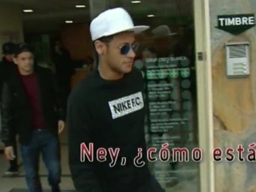 Neymar, saliendo de la clínica