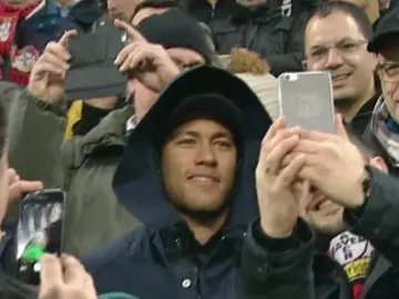 Neymar, en la grada del BayArena Neymar, en la grada del BayArena
