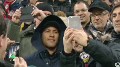 Neymar, un aficionado más en la grada del BayArena