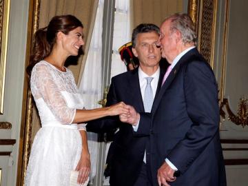 El Rey Juan Carlos de España saluda a Juliana Awada (i), esposa del presidente de Argentina Mauricio Macri