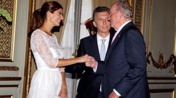 El Rey Juan Carlos de España saluda a Juliana Awada (i), esposa del presidente de Argentina Mauricio Macri
