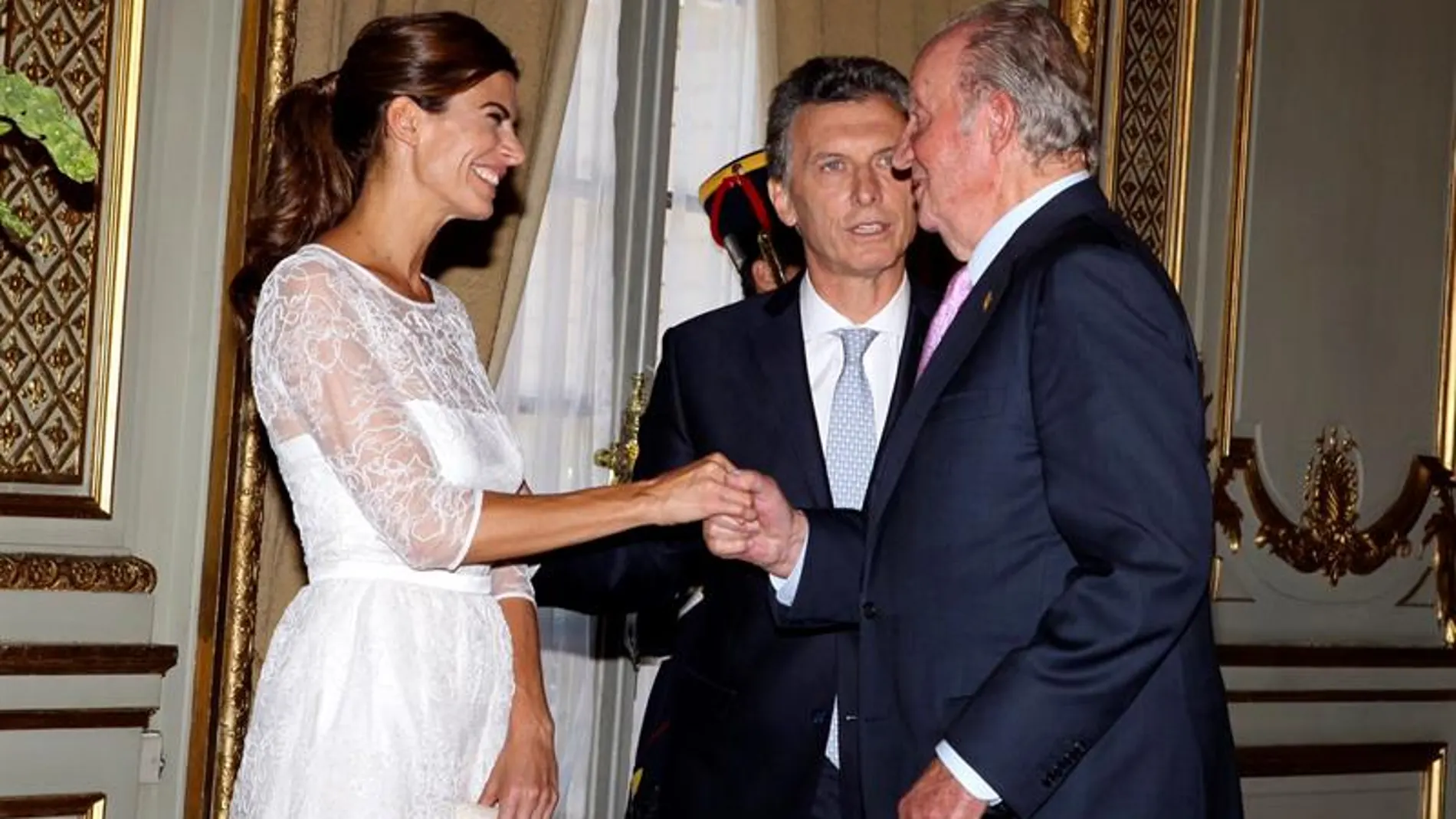 El Rey Juan Carlos de España saluda a Juliana Awada (i), esposa del presidente de Argentina Mauricio Macri El Rey Juan Carlos de España saluda a Juliana Awada (i), esposa del presidente de Argentina Mauricio Macri