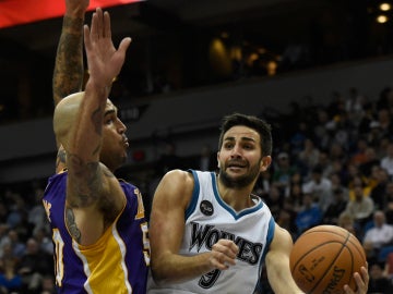 Ricky Rubio entra a canasta contra los Lakers