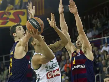 Olivier Hanlan entra a canasta ante Ante Tomic y Pau Ribas Olivier Hanlan entra a canasta ante Ante Tomic y Pau Ribas